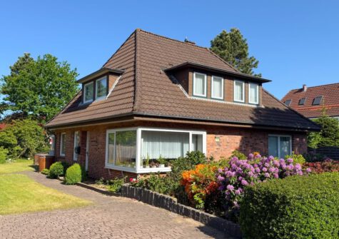 Klassisches Wohnhaus mit Nebengebäude