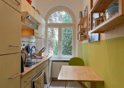 Küche mit Einbauküche und Essplatz
