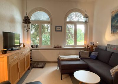 Wohnzimmer mit Fenster nach Osten