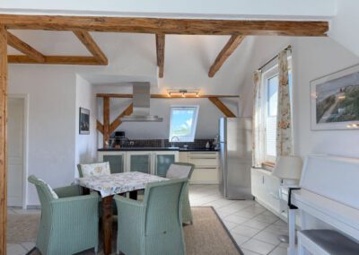 offenes Wohnzimmer mit Einbauküche und Essplatz